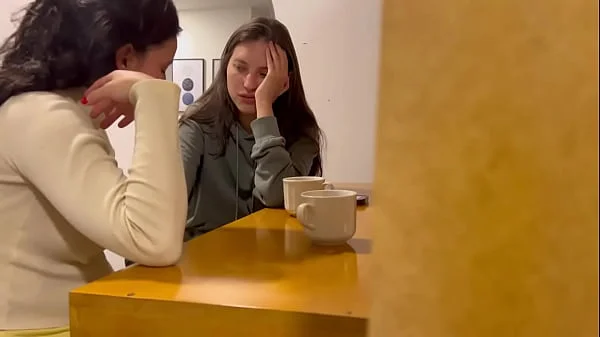 Lesbianas se tocan en público y después follan en baño público.