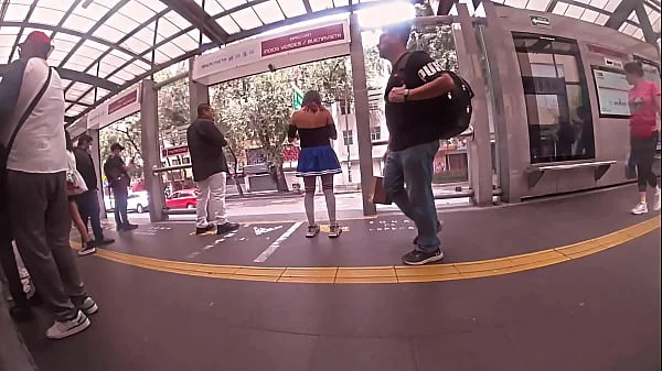 Llevaba un falda muy corta y no puede evitar rozarle mi verga en las nalgas, ARRIMONES CDMX