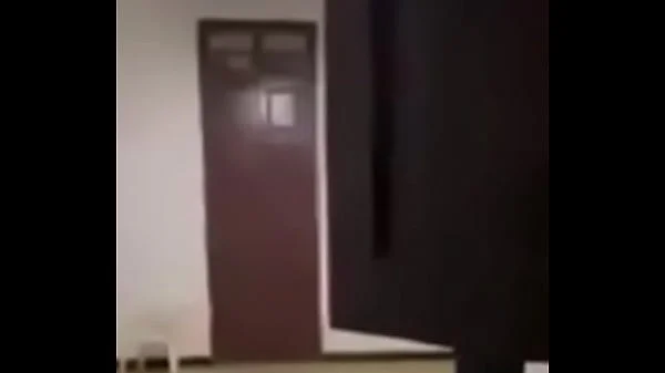 Viral- Sacerdote besando y acariciando a una joven hermosa dentro de la iglesia