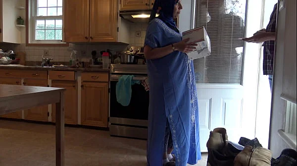 British Delivery Boy Gets Rimjob From Arab Milf
