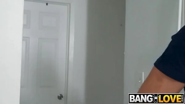 Perving on Skylar Vox