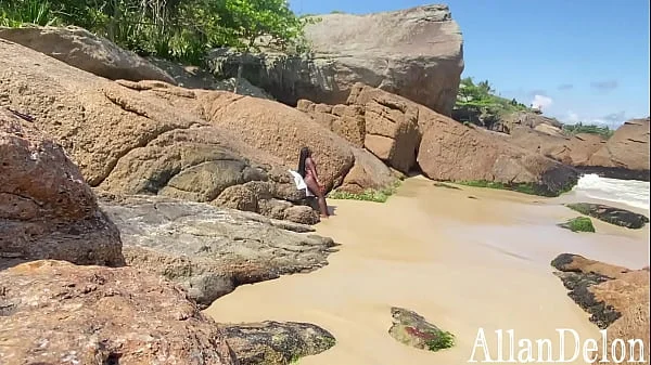 encontrei a gostosa da Holly BomBom na praia sozinha, fiz uma proposta indecente e éla mamou minha rola até tirar leitinho duas vezes