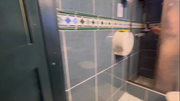 Grabo a la puta rubia del trabajo masturbándose en el baño.