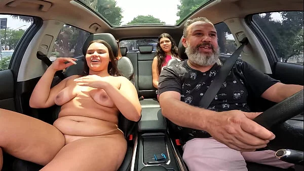 Novinha iniciante tira tudo e paga boquete no carro no meio do transito - Maria Bittencourt
