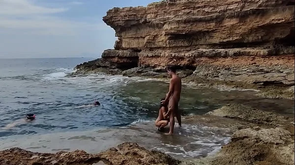 Buceadoras nos miran follar en la playa