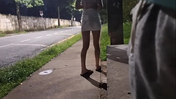 Punheta arriscada no ponto de ônibus ao lado de uma desconhecida linda e ?