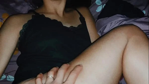 Amiga Se Queda A Dormir Conmigo y Le Es Infiel Al Novio - CumShot