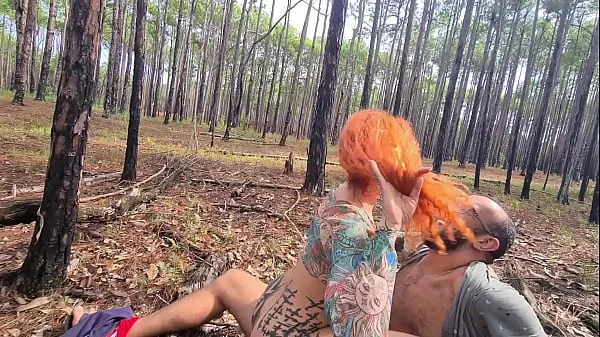 Ruiva gostosa fazendo exibicionismo na trilha que acaba em sexo ao ar livre ** Completo no RED