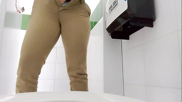 Gran chorro captado por camara ameur en baño publico