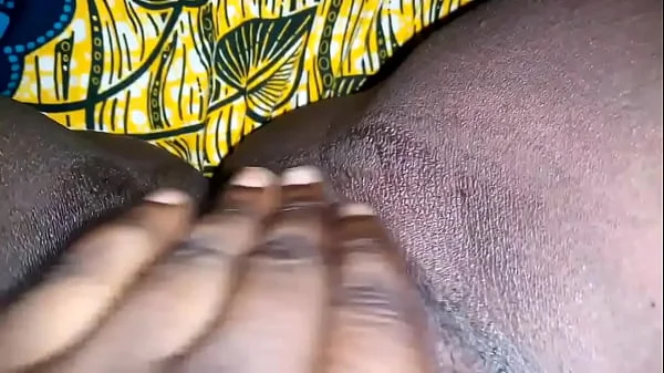 Africaine toute humide avec chatte excisée