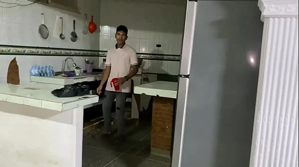 me exito al ver a mi vecina lavar su moto asi que la convido a follar y me corro dentro de su pussy