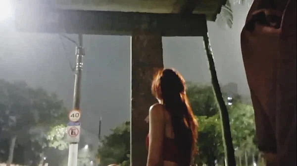Arrisquei uma punheta pra gostosa no ponto de ônibus