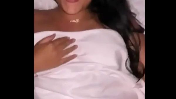 LATINA DE HERMOSO ROSTRO Y CULO ENORME ME PIDE QUE LE LLENE EL OMBLIGO DE SEMEN