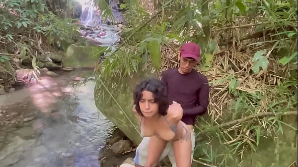 Le doy la mejor follada de su vida en la selva a linda chica desconocida a cambio de darle posada. H.L.