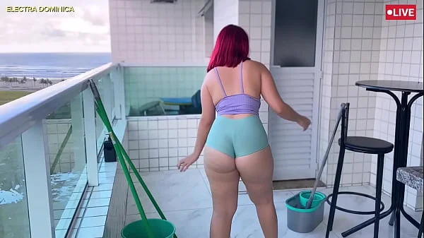 Contratei essa empregada e ela é muito safada, veio com mini shorts para me deixar excitado, eu fiquei louco