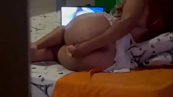 MILF DE CULO ENORME ES PILLADA CON LAS MANOS EN EL COÑO Y CABALGANDO SU ENORME JUGUETE HASTA EL ORGASMO