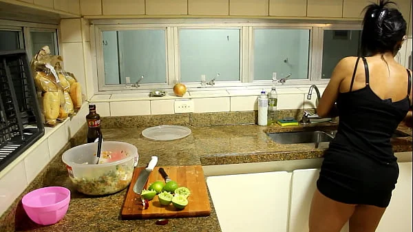 A esposa prepara o jantar e recebe uma massagem completa depois