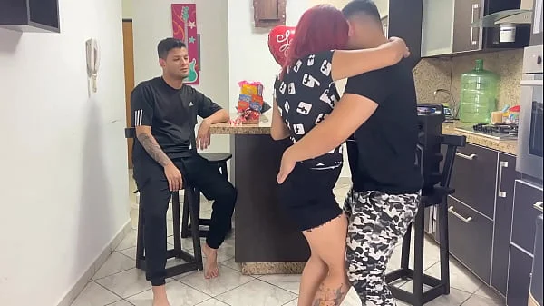 No Me Gusta que mi Novia Traiga a su Mejor Amigo a nuestra Fiesta porque Cuando Baila Regueton el le Frota la Polla en su Culo y a ella le gusta NTR Netorare
