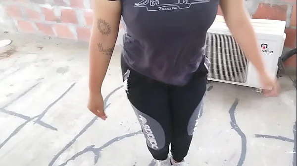 DESCUBRO A MI HERMANASTRA FUMANDO EN LA AZOTEA Y MIENTRAS ME CHUPA LA POLLA ME PIDE QUE SE LA META PARA NO CONTARLE A MI MADRASTRA -1 parte-