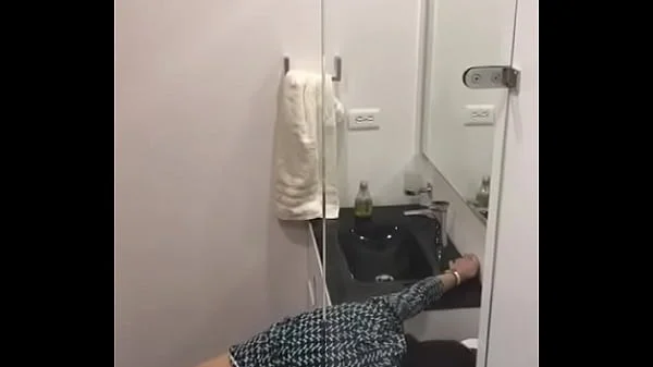 descubro a mis amigos en el baño por los fuertes gemidos