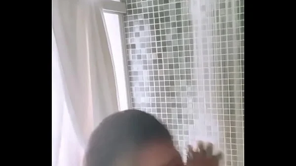 Anitta Vaza Seios Enquanto Toma Banho