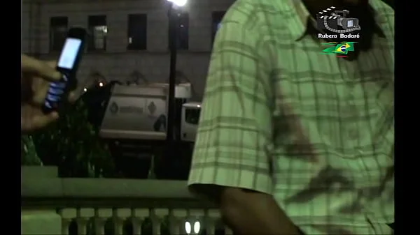 Casal novinhos realiza fantasia transando na rua com desconhecidos até os gari aproveitou. ( Completo no xvideos red )