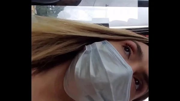Sem calcinha no onibus... provocando ao passageiro do lado e deixando ele tocar a ppkinha .... quer ver o video completo??... : bolivianamimi
