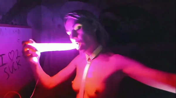 kelly copperfield deepthroats LED glowing dildo on webcam