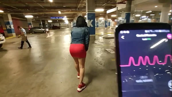 Martinasmith squirting at the Mall parking lot