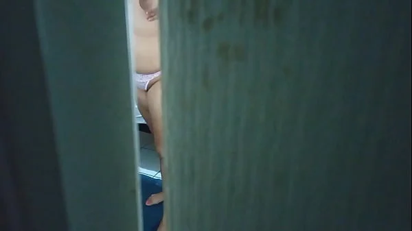 Espiando a mi mamá se masturba y hace videollamada con su novio al final se da cuenta