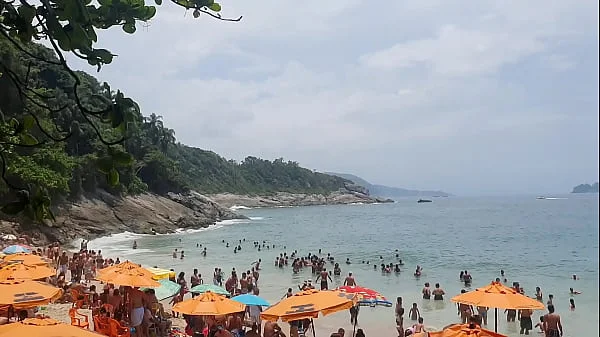 A mulhererada na praia querendo o anão da televisão Zezinho Teves . Paty Bumbum  - Fada Mel  .