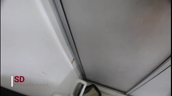 MI HERMANASTRA ME DESCUBRE ESPIANDOLA EN EL BAÑO EN ESPAÑOL