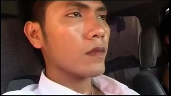 Spoiled Rich Girl got fingered by Her Driver in Car