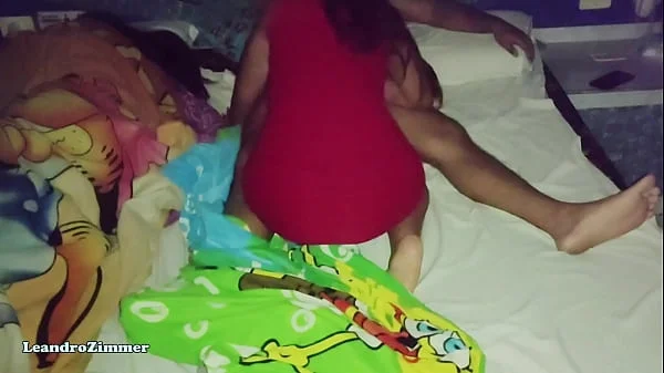 Esposa coloca una cámara escondida por que sabe que su esposo le es infiel con su hermanastra en las noches / descubre que se la folla hasta en la misma cama / LeandroZimmer / ChloeBearwolf