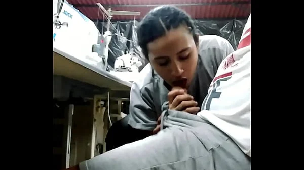 Que miedo me da poner a chupar a mi compañera de trabajo. Mira el video completo y deja tu comentario.