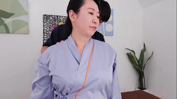 絶妙タッチのおっぱいマッサージでおばさんが夢中になる巨乳中出し整体院　芦川夕子