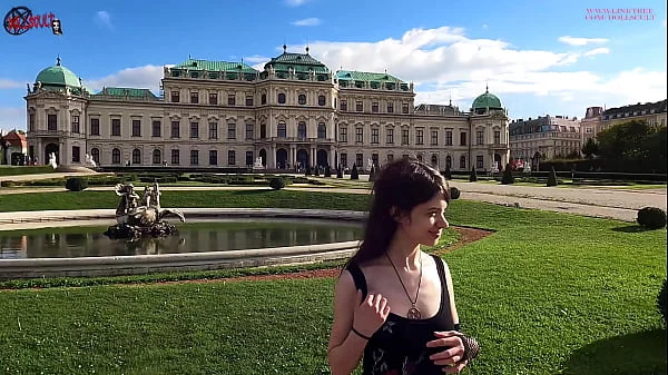 Extreme flashing in Vienna - DOLLSCULT
